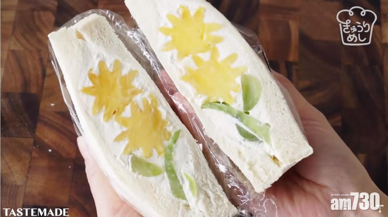 6. 把麵包對角切成2半,完成「水果花三文治」。