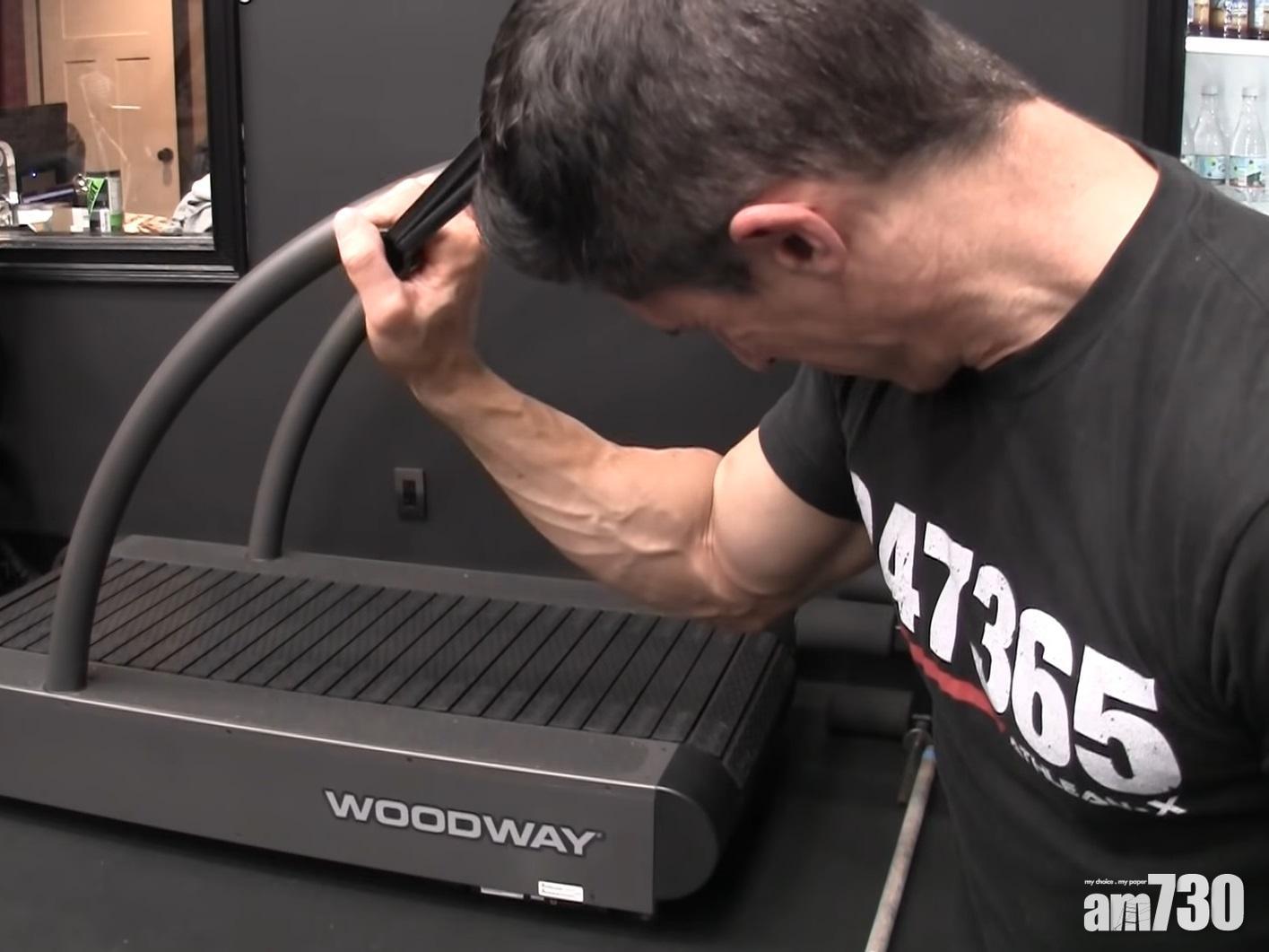 Cable Wrist Cur重複動作直至疲倦,做2至3組。