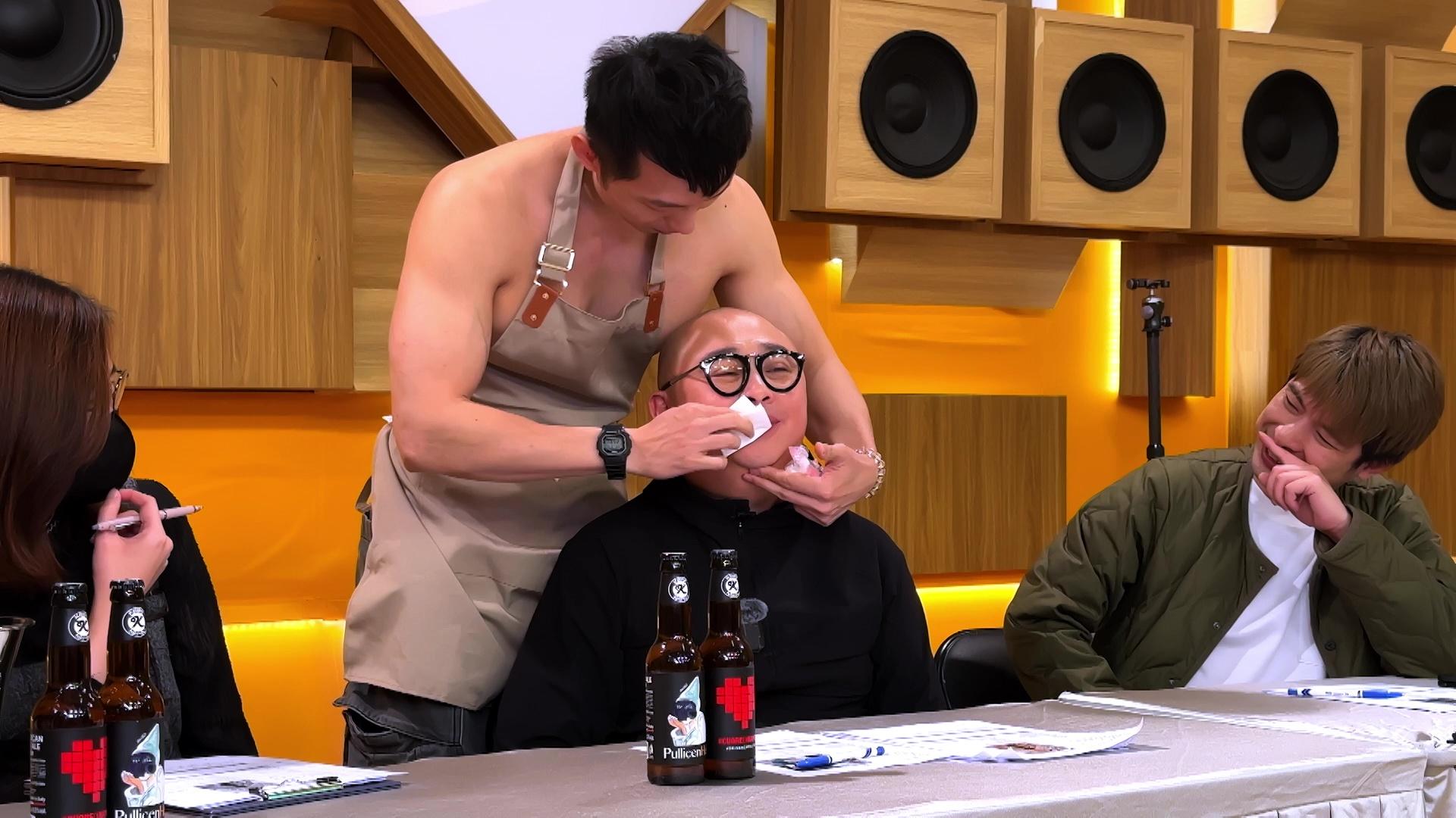 「青筋波袁偉豪」溫柔餵食阿Bob,勁爆笑。