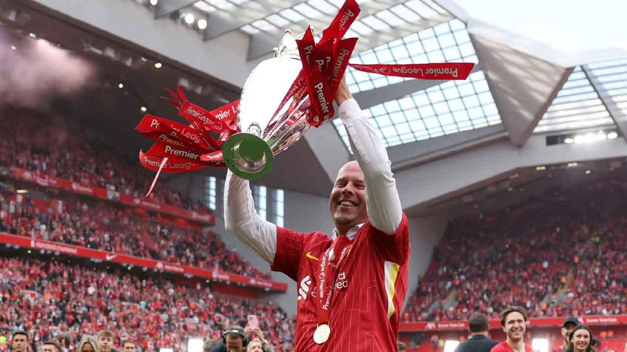 史洛治首季掌紅軍即捧英超冠軍。