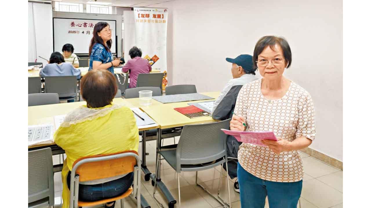 葉太定期參與屋邨的樓長會議,與居民交流意見。