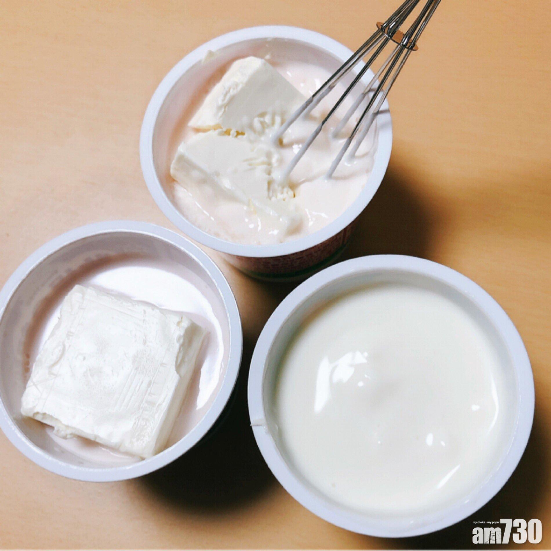 免焗芝士蛋糕食譜|首先將忌廉芝士塊放進乳酪裡,攪拌至融化。(twitter@mattsuxomatsuo)