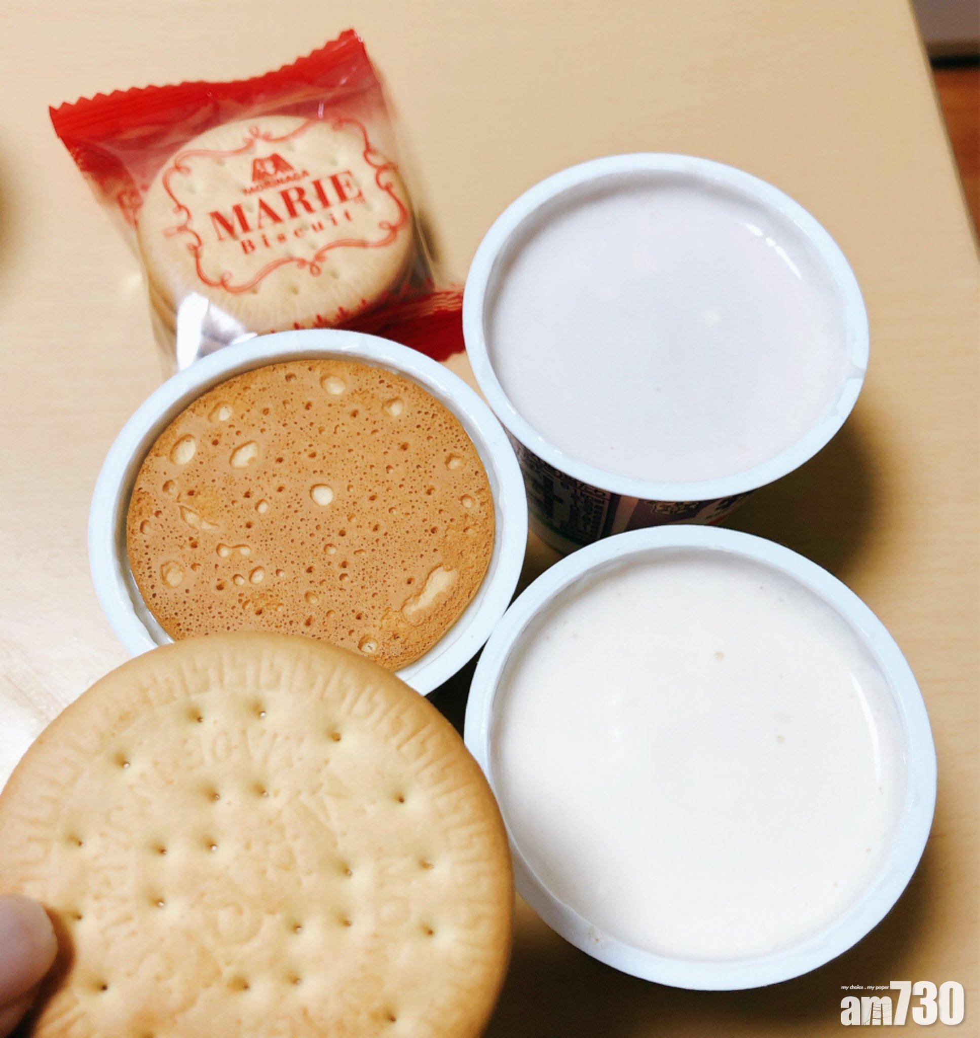 免焗芝士蛋糕食譜|加入已溶化的魚膠粉後再攪拌好,然後將瑪利餅放在乳酪上。