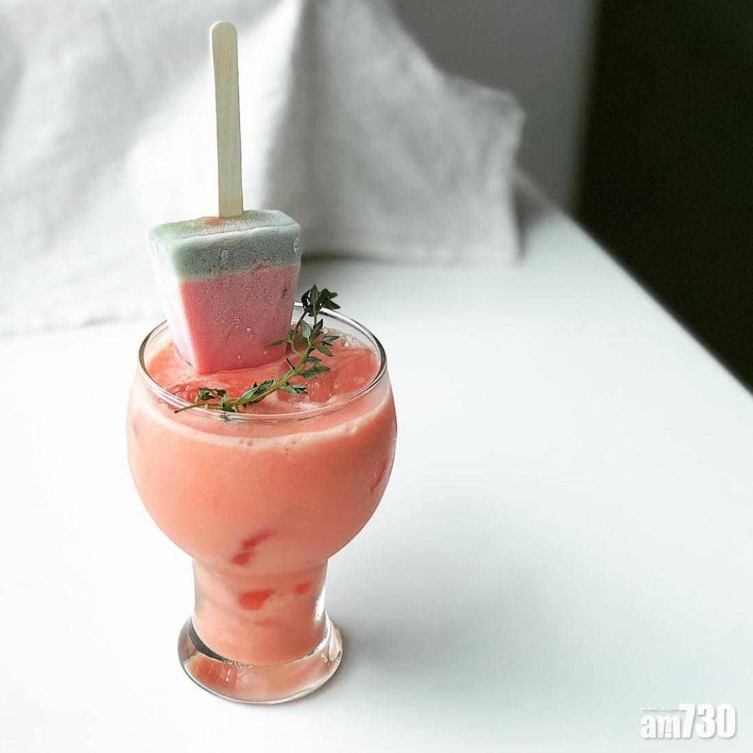 西瓜椰奶混合後呈粉紅色。