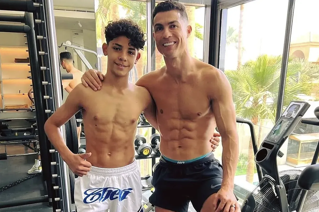 C朗拿度大仔(Cristiano Ronaldo Jr)跟隨父親健身。