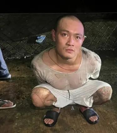 男子不顧火勢,多次試圖闖入別墅。