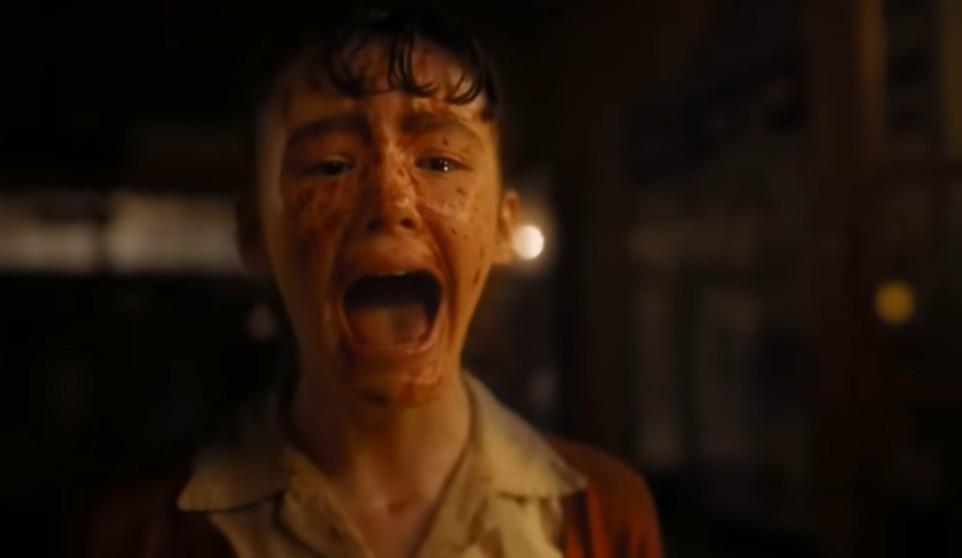 小丑鎖定目標,在小童面前出現。