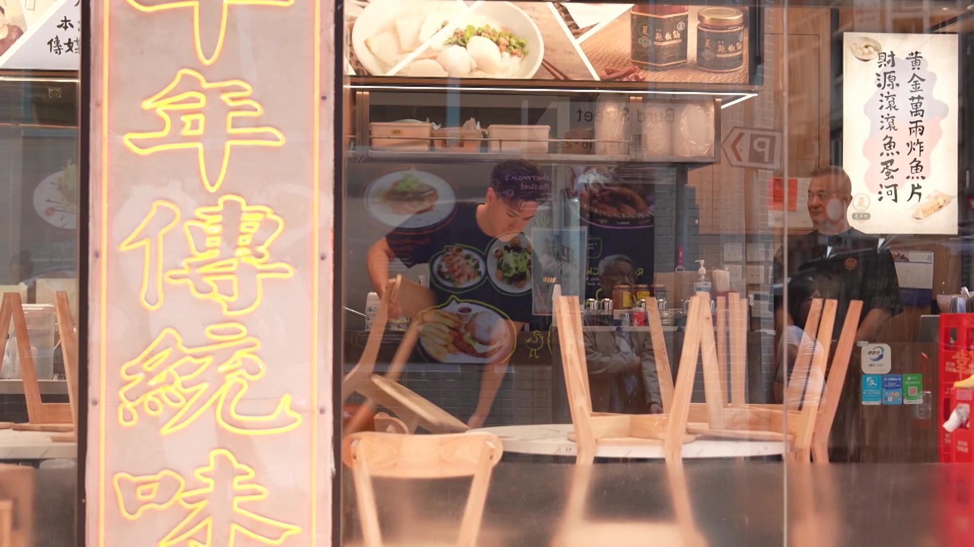 朱仔移師店舖學習樓面工作。