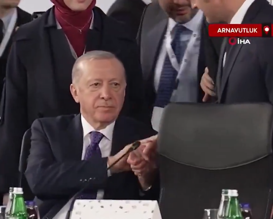 土耳其總統埃爾多安緊握法國總統馬克龍中指不放