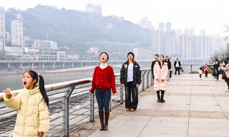 重慶「吞火車」成打卡點外媒也關注 民眾排排站江邊擘大口(有片)