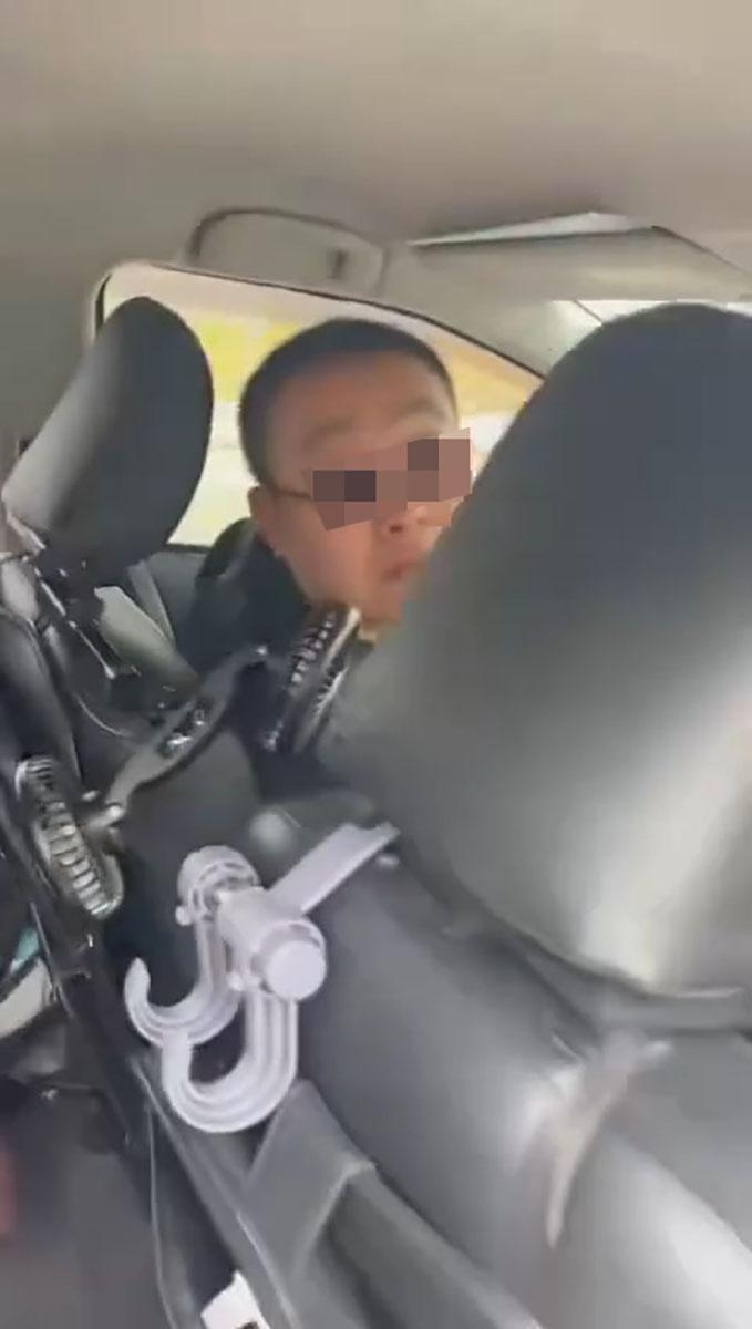 網傳影片有的士司機疑騷擾網約車乘客,片段開始為拍攝車廂乘客情況。(網上影片截圖)
