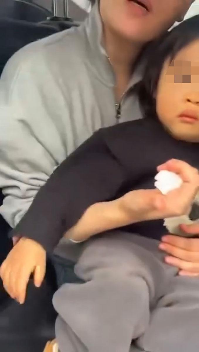 拍攝者突然又轉向車內乘客,並詢問乘客是否「網上約的車」。(網上影片截圖)