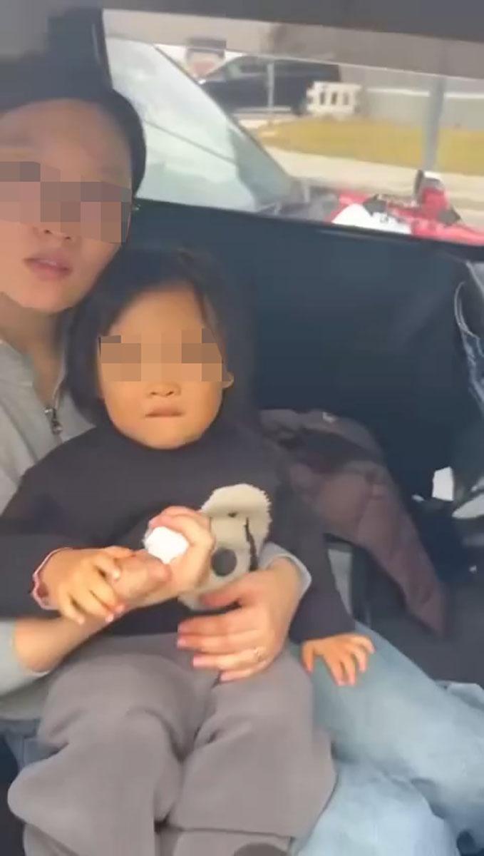 拍攝者突然又轉向車內乘客,並詢問乘客是否「網上約的車」。(網上影片截圖)