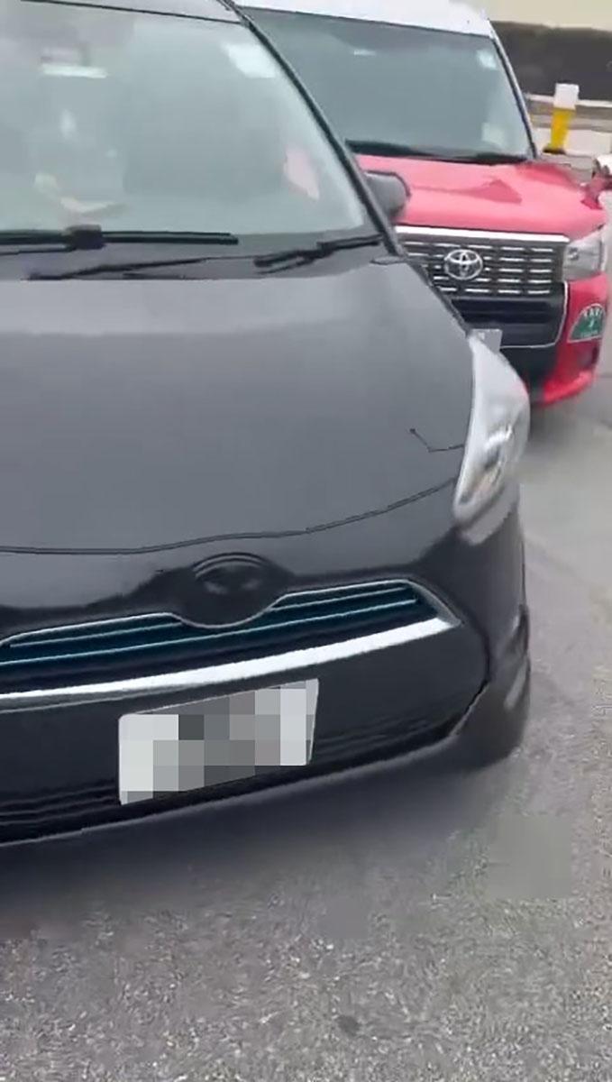 獲乘客確認是網約車後,拍攝者轉到車頭並朗讀私家車車牌。(網上影片截圖)