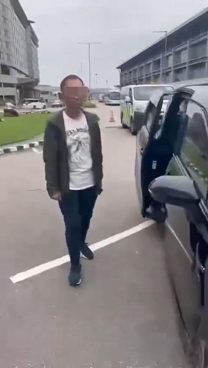 私家車司機在車外起初沉默應對。(網上影片截圖)
