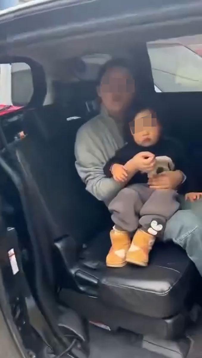 拍攝者再到車廂問乘客有否受傷。(網上影片截圖)