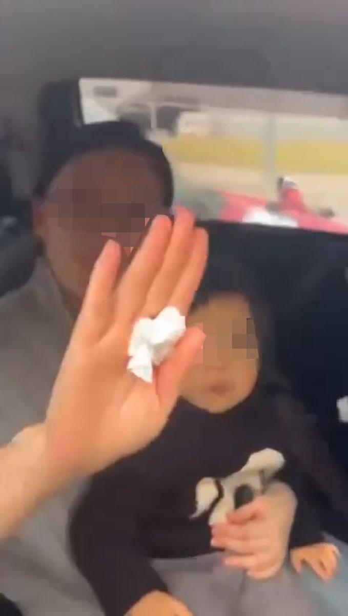 乘客舉手示意希望拍攝者不要再拍攝。(網上影片截圖)