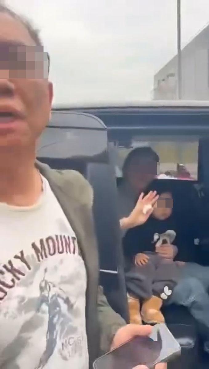 私家車司機上前呼籲拍攝者不要騷擾乘客。(網上影片截圖)