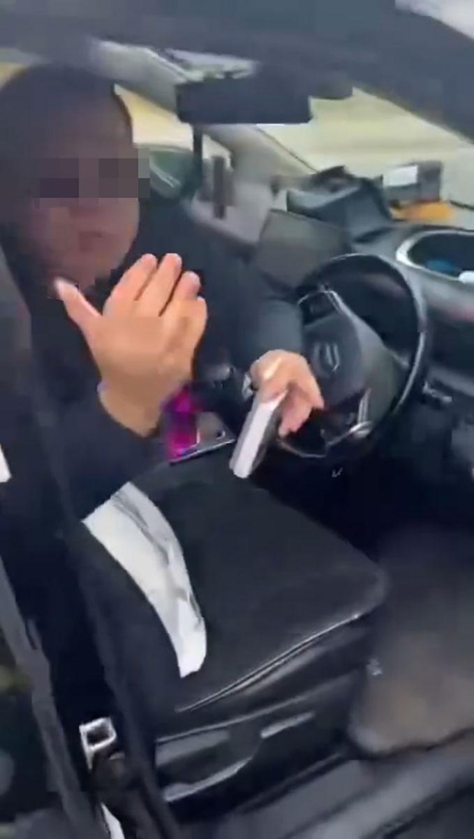 私家車的男乘客一度想調停兩人口角。(網上影片截圖)