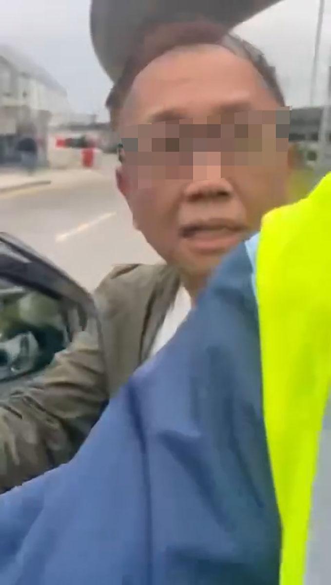 有機管局職員上前了解兩人因何事口角。(網上影片截圖)