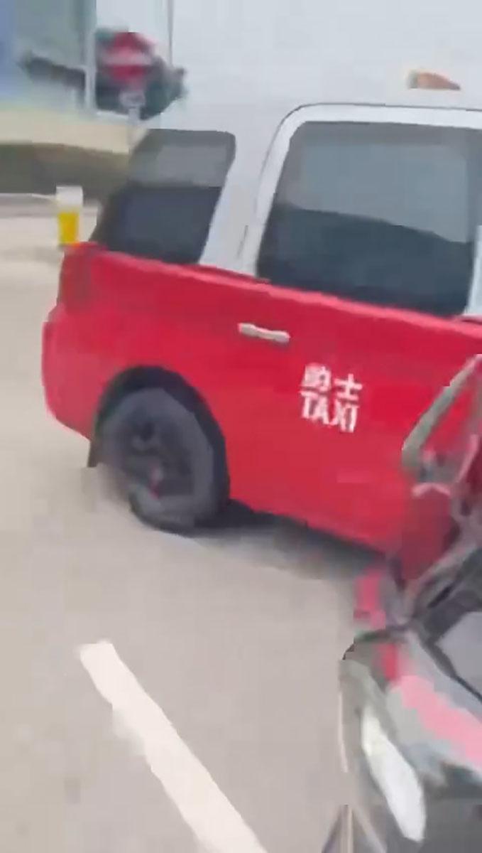 拍攝者相信是返回自己的的士,片段至此結束。(網上影片截圖)