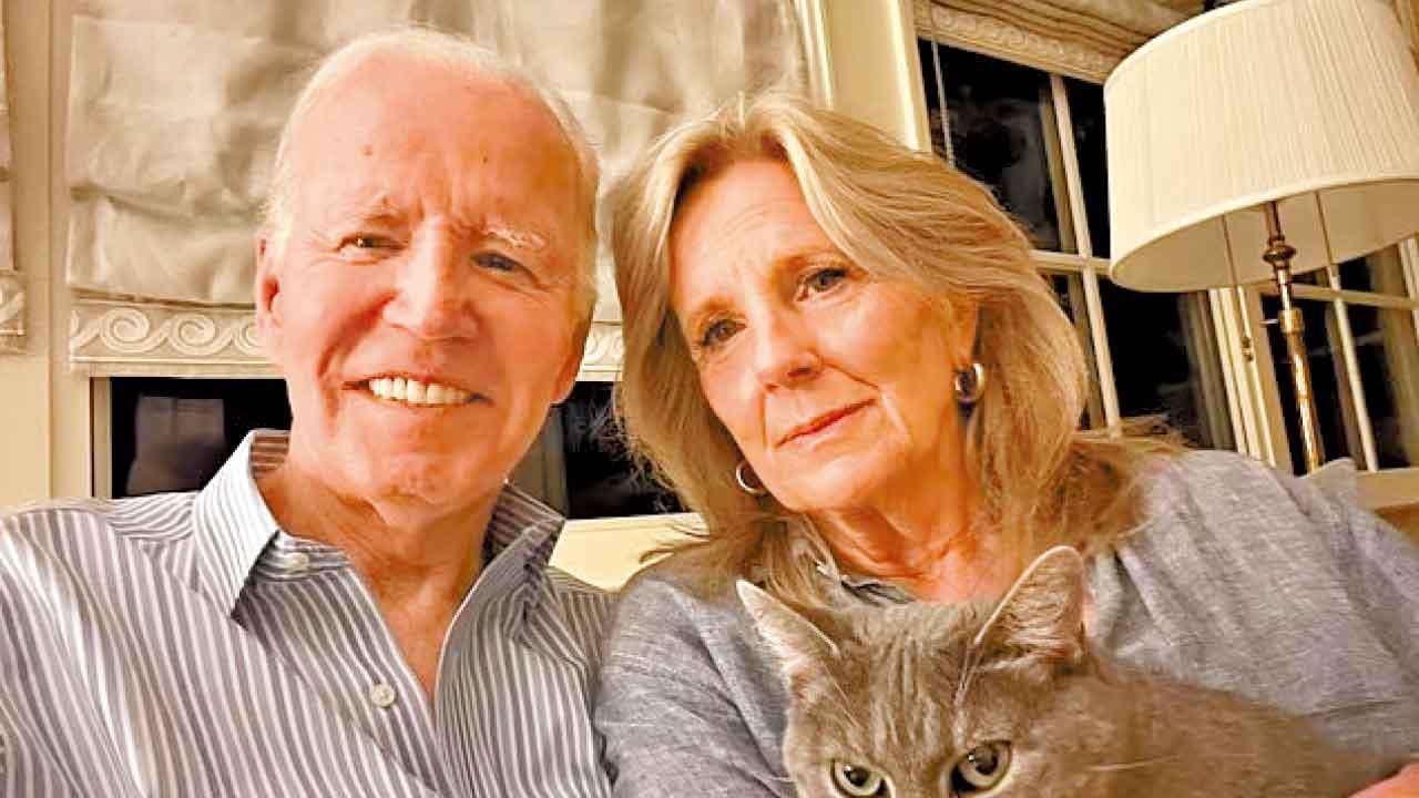 拜登上載與妻子合照,多謝各界關心。