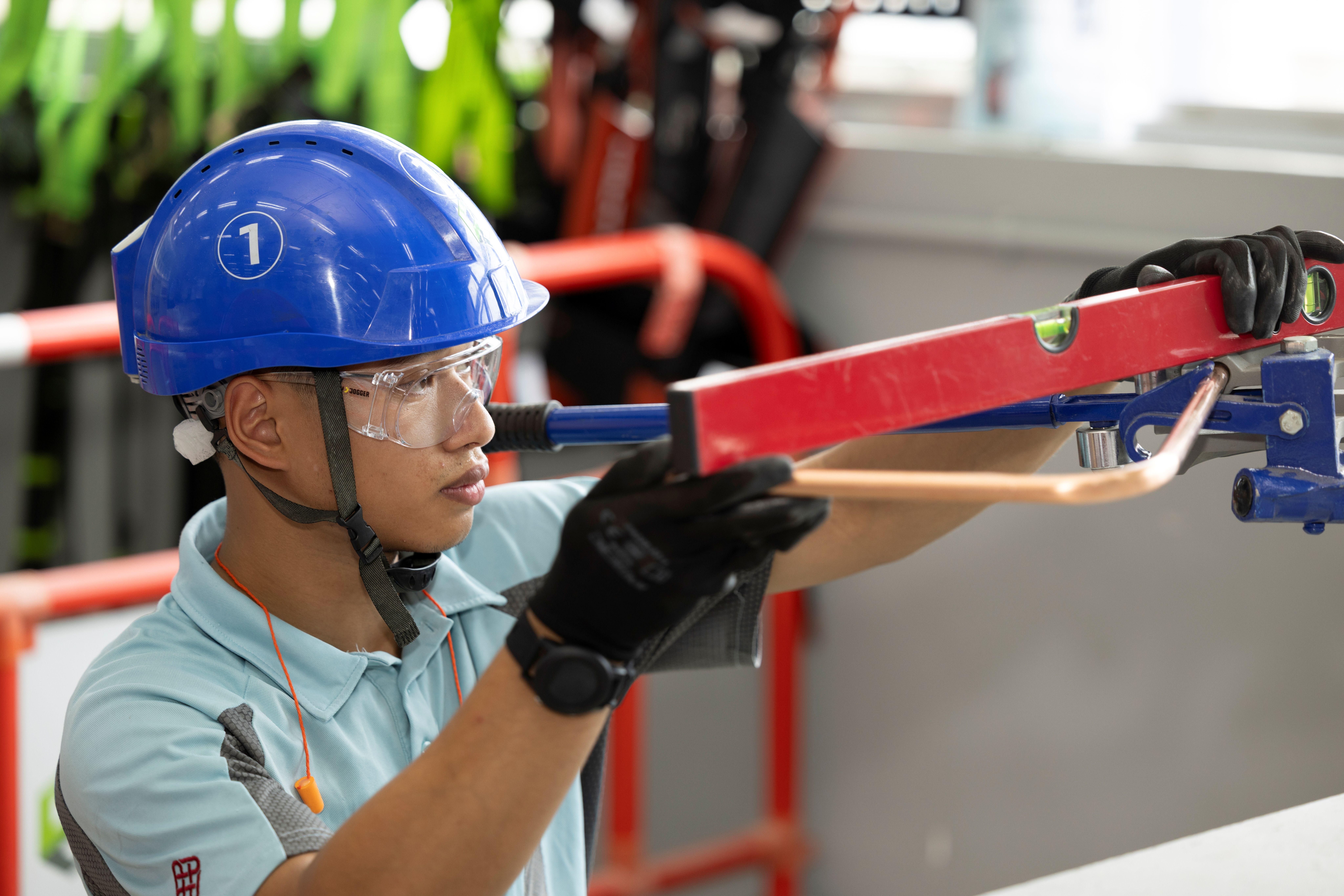 管道及製暖比賽中考驗選手安裝技巧,包括喉管的彎度、管道漏氣檢測等。