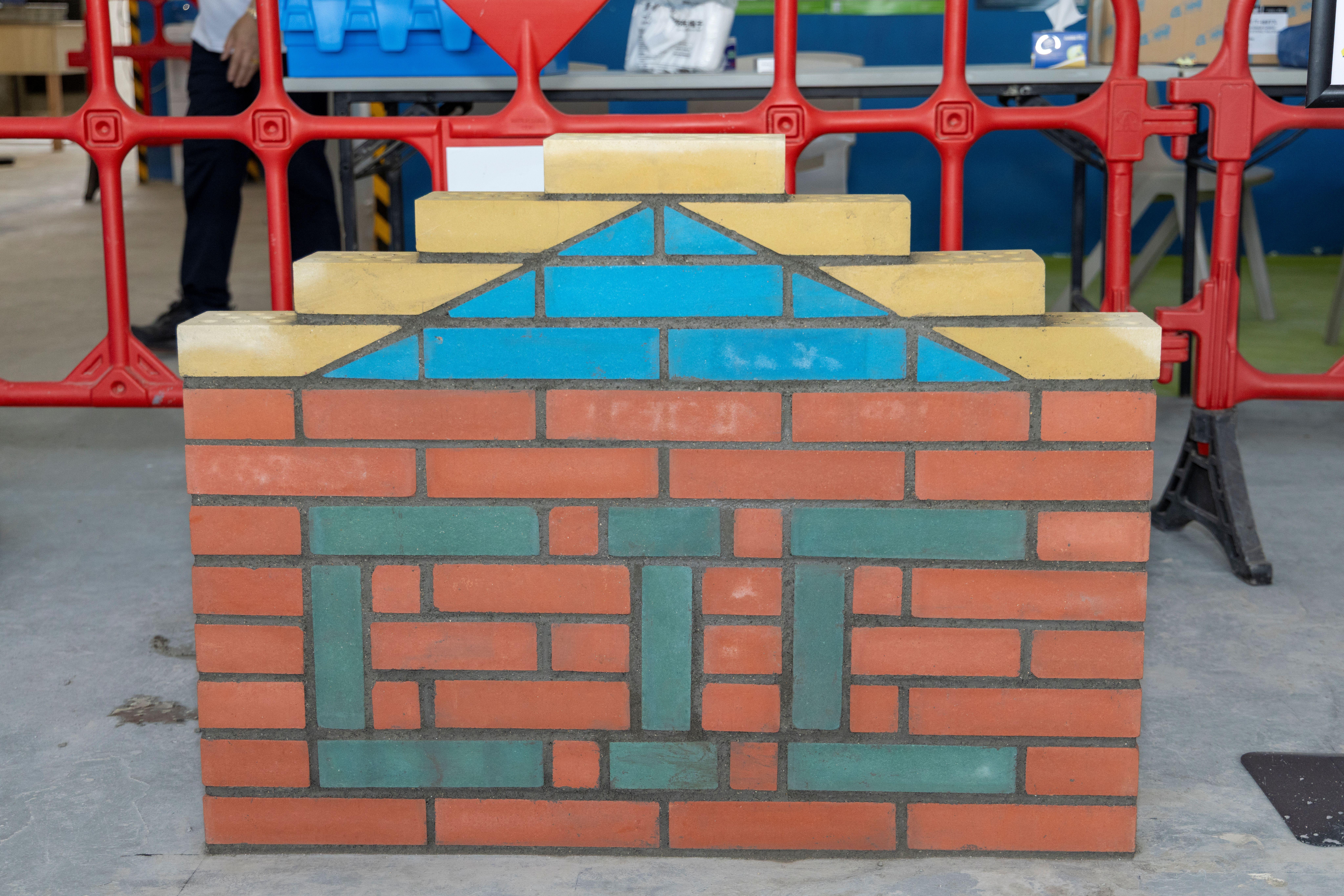 砌磚比賽考驗參賽者砌磚的結構穩固、作品平整度。