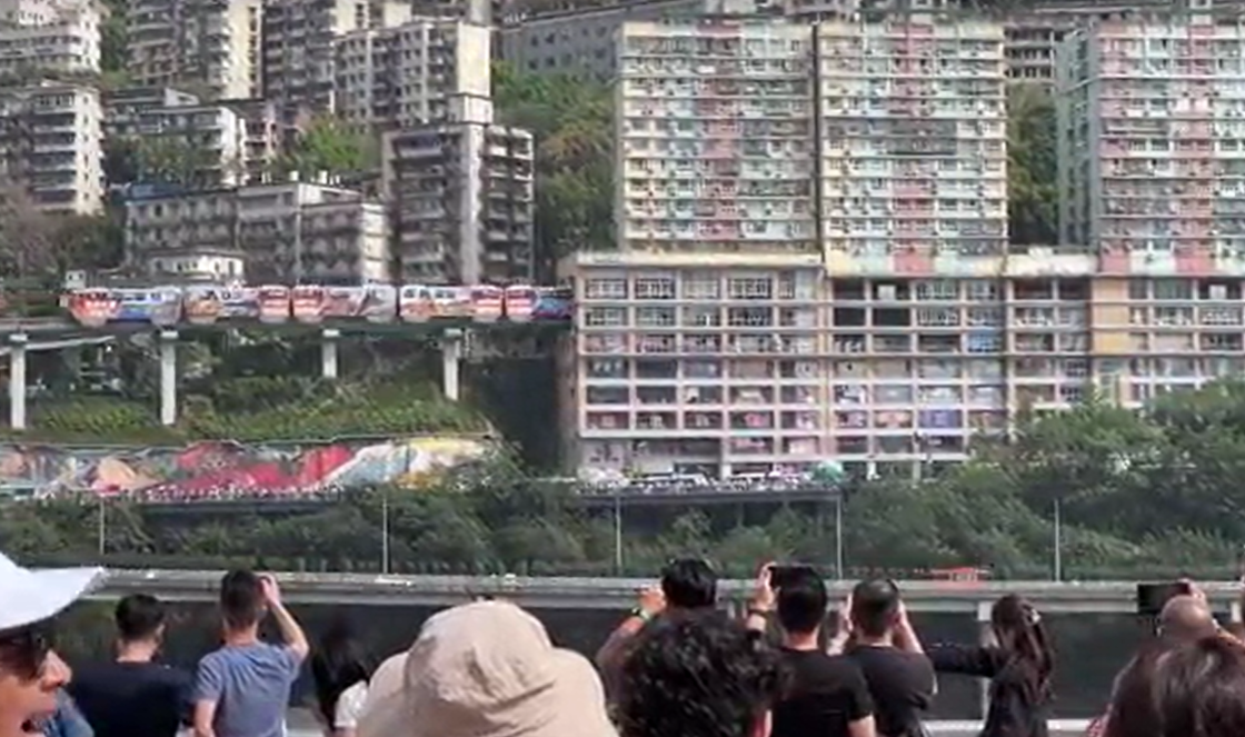 重慶「吞火車」成打卡點外媒也關注 民眾排排站江邊擘大口(有片)