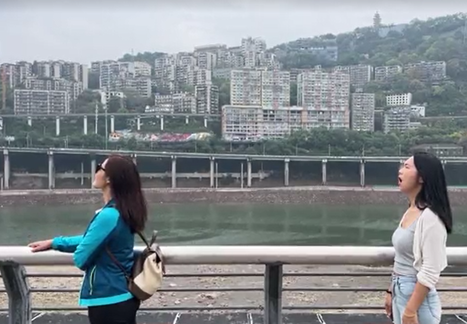 重慶「吞火車」成打卡點外媒也關注 民眾排排站江邊擘大口(有片)