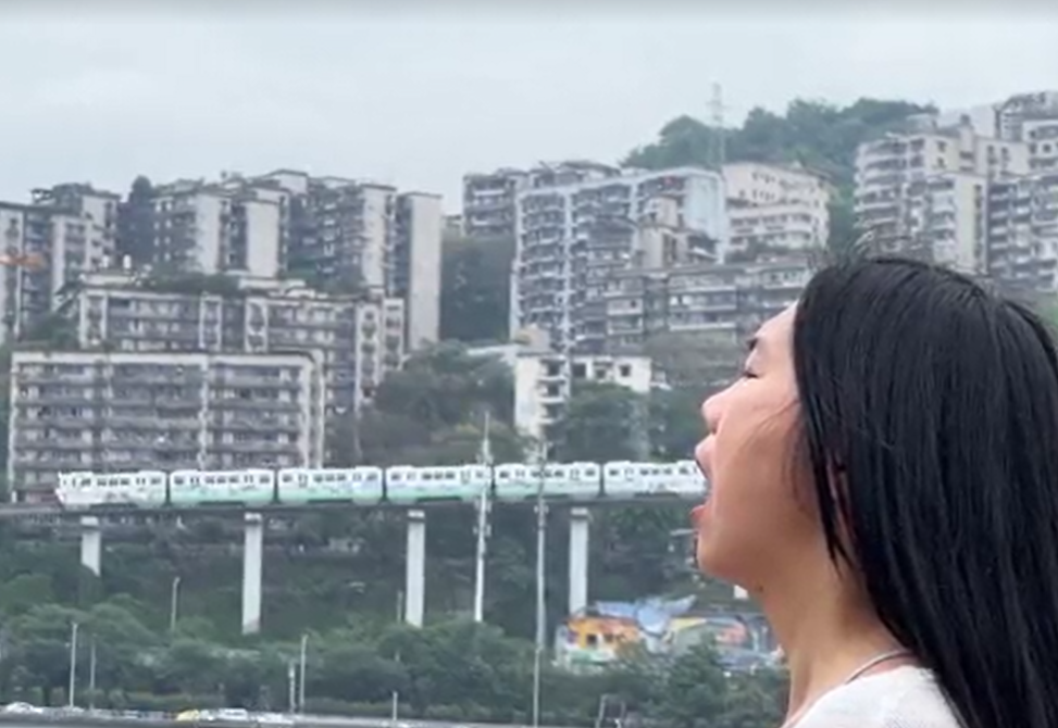 重慶「吞火車」成打卡點外媒也關注 民眾排排站江邊擘大口(有片)