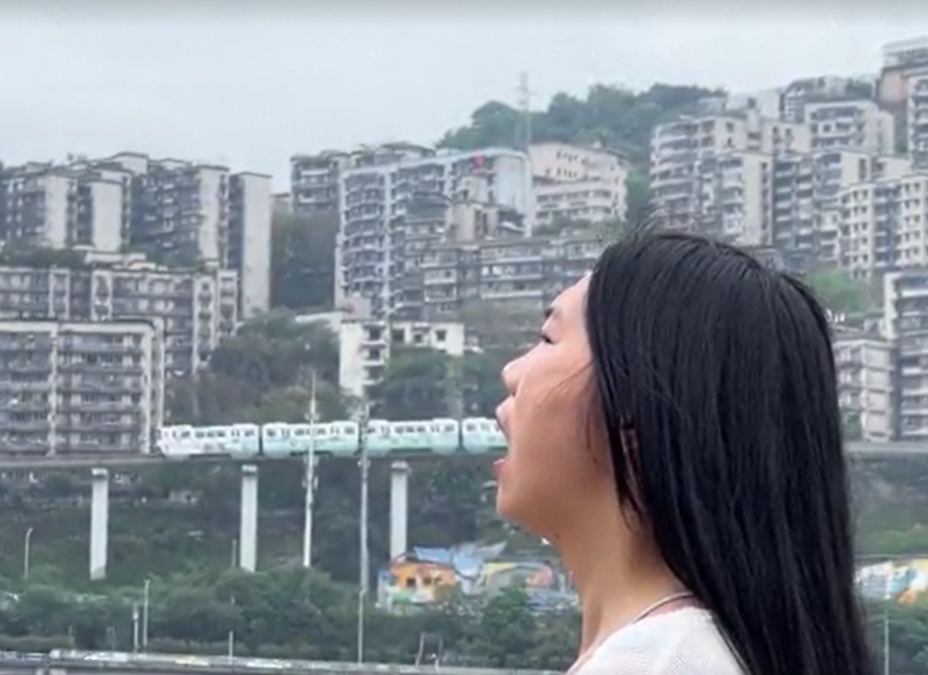 重慶「吞火車」成打卡點外媒也關注 民眾排排站江邊擘大口(有片)