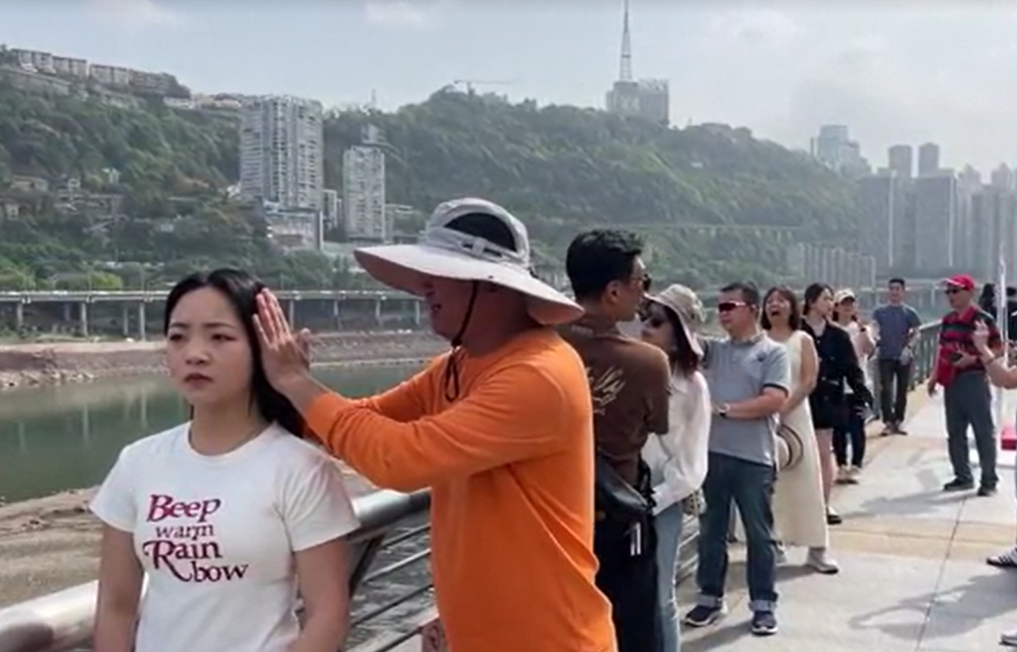 重慶「吞火車」成打卡點外媒也關注 民眾排排站江邊擘大口(有片)