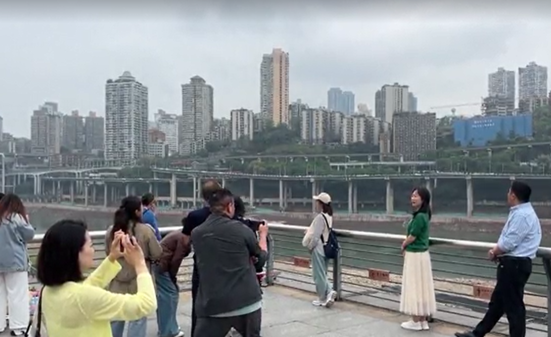 重慶「吞火車」成打卡點外媒也關注 民眾排排站江邊擘大口(有片)