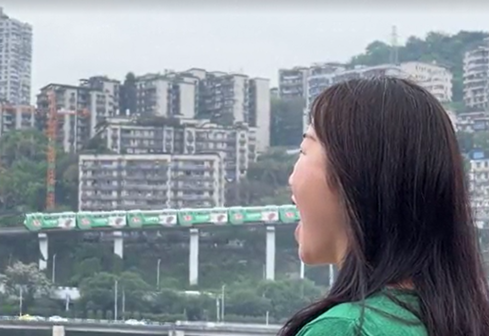 重慶「吞火車」成打卡點外媒也關注 民眾排排站江邊擘大口(有片)