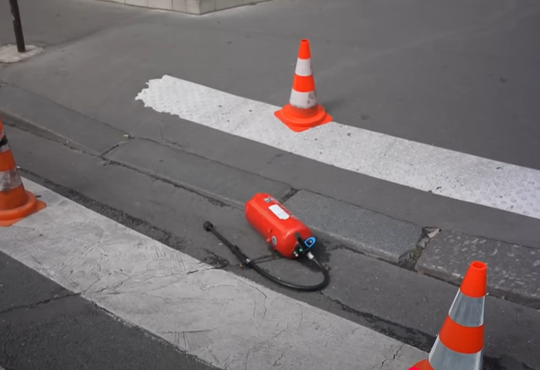 法國一名虛擬貨幣商的女兒和外孫於光天化日下,在巴黎街頭險遭綁架。(互聯網)