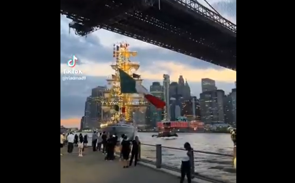墨西哥海軍帆船撞紐約布魯克林大橋。(互聯網)
