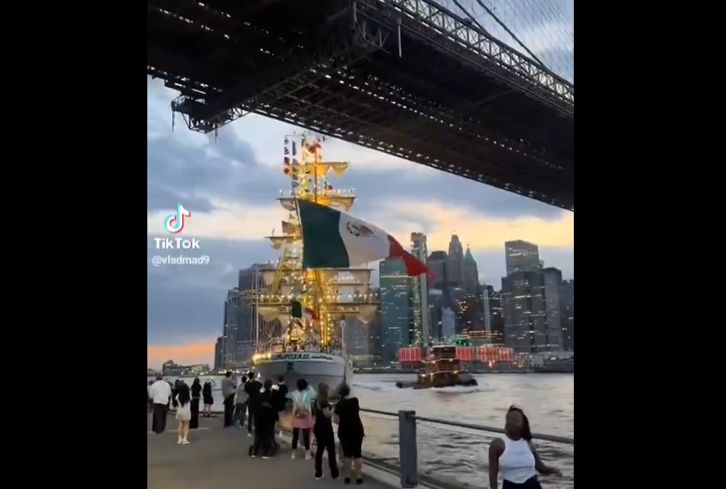 墨西哥海軍帆船撞紐約布魯克林大橋。(互聯網)