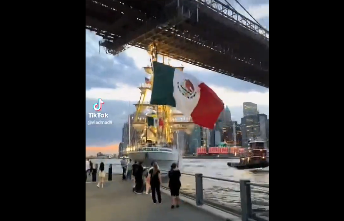墨西哥海軍帆船撞紐約布魯克林大橋。(互聯網)