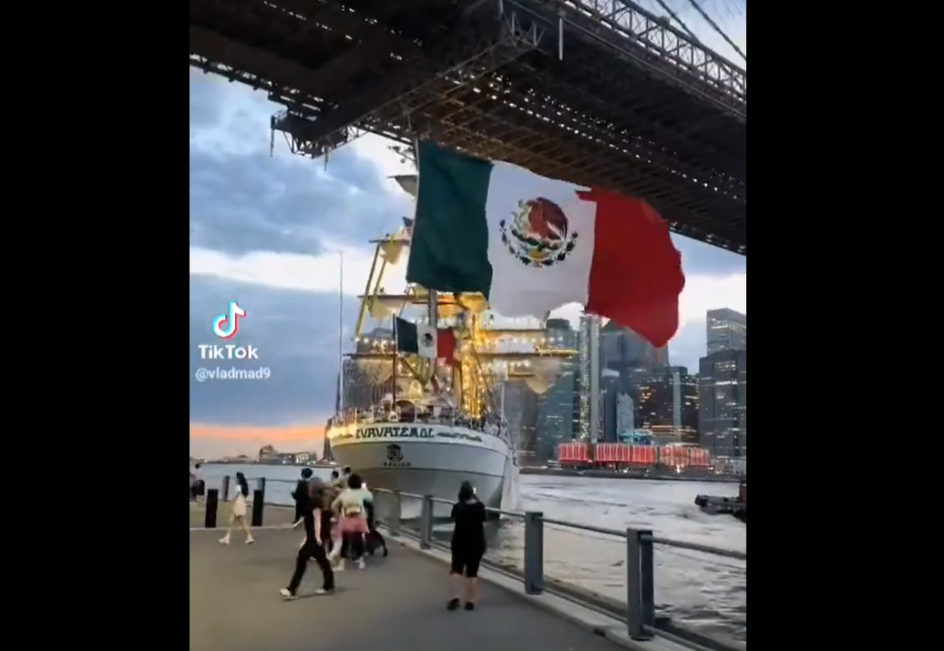 墨西哥海軍帆船撞紐約布魯克林大橋。(互聯網)