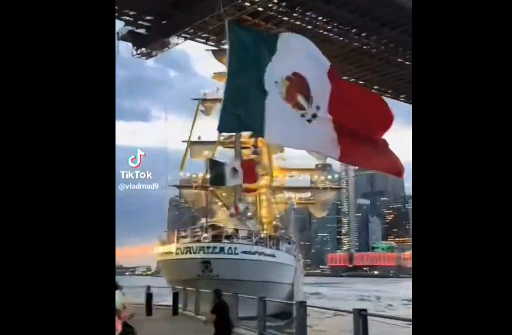 墨西哥海軍帆船撞紐約布魯克林大橋。(互聯網)