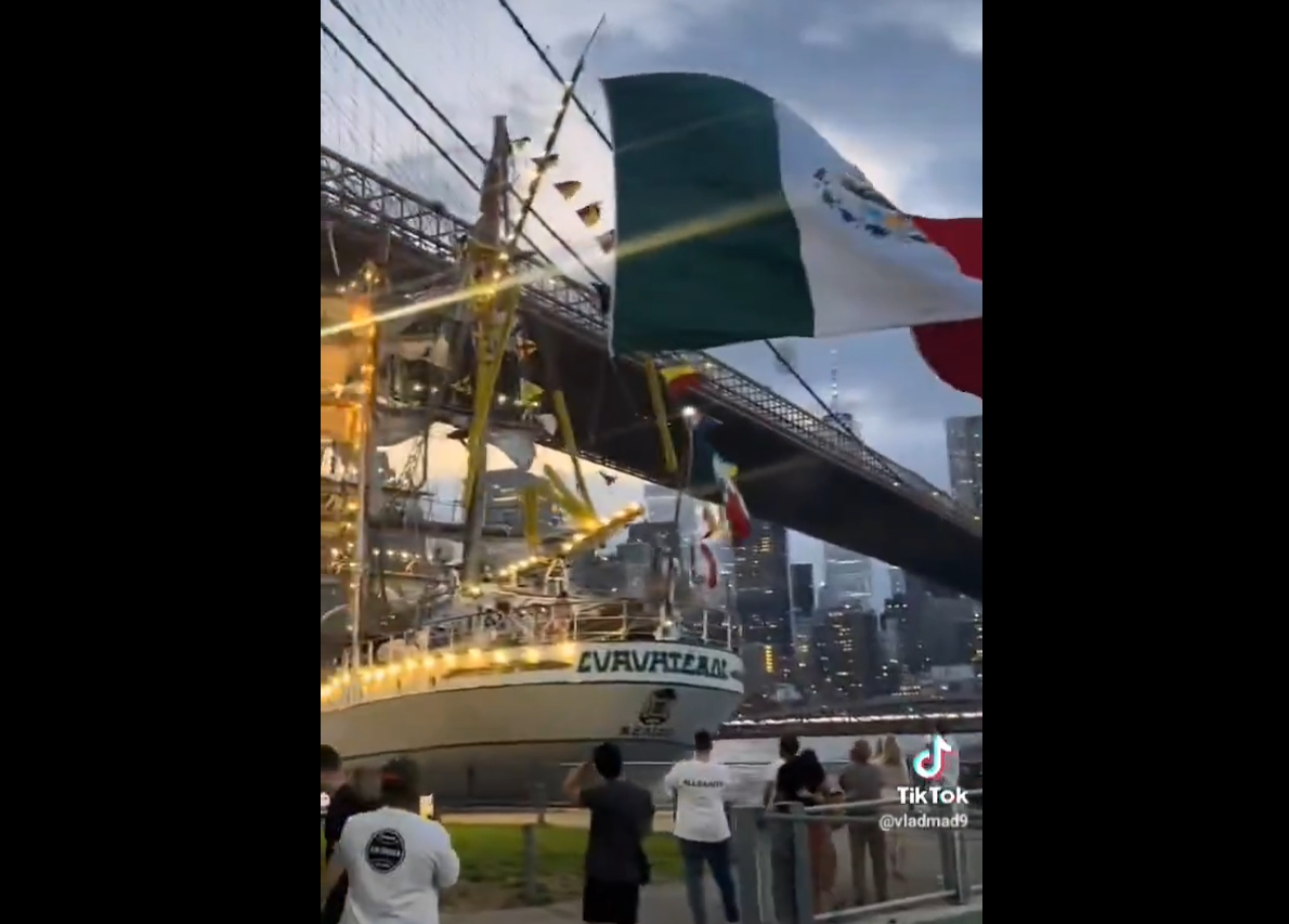 墨西哥海軍帆船撞紐約布魯克林大橋。(互聯網)