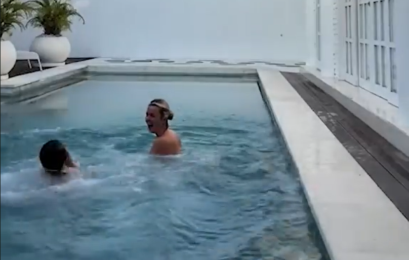兩女遊峇里以為租下整間別墅 脫光跳入泳池驚現男聲