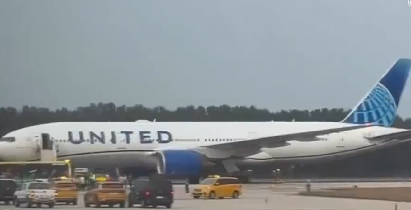 聯合航空一架客機北京機場起飛時引擎著火