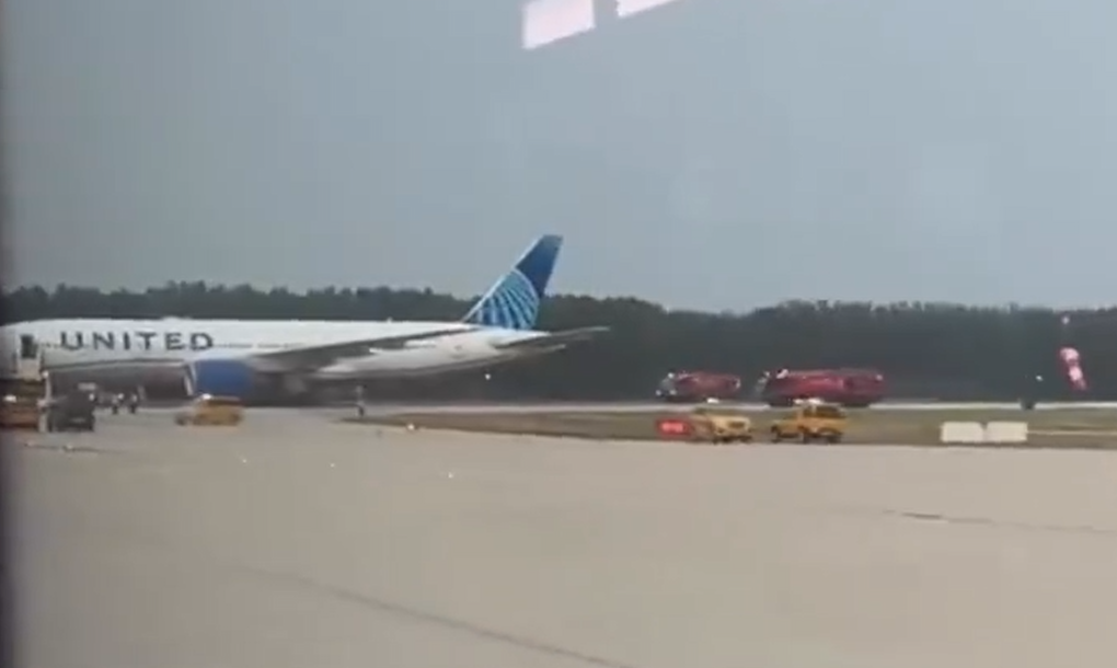 聯合航空一架客機北京機場起飛時引擎著火