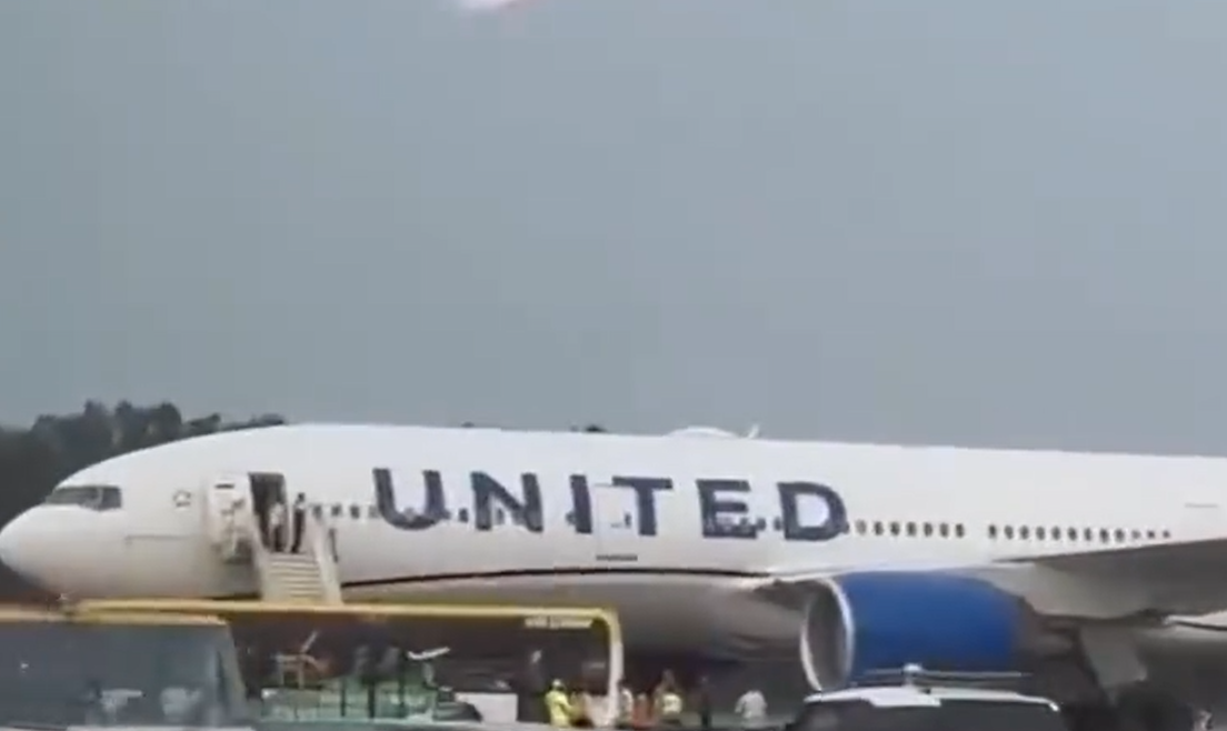 聯合航空一架客機北京機場起飛時引擎著火