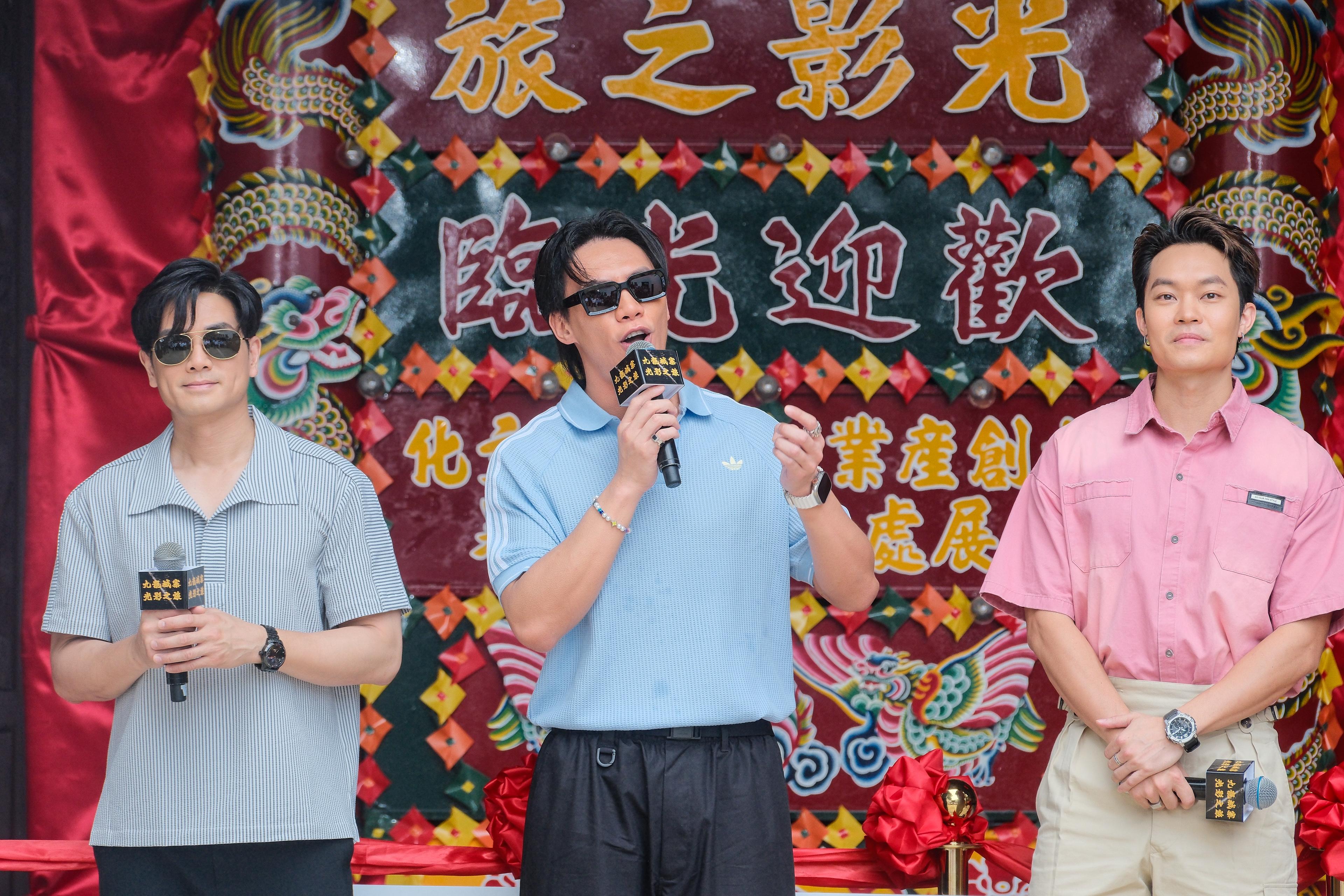 九龍城寨光影之旅電影場景展在香港九龍寨城公園展出。展覽以電影《九龍城寨之圍城》的電影場景為主題。演員伍允龍(左起)、張文傑和胡子彤出席開幕儀式。(中通社)