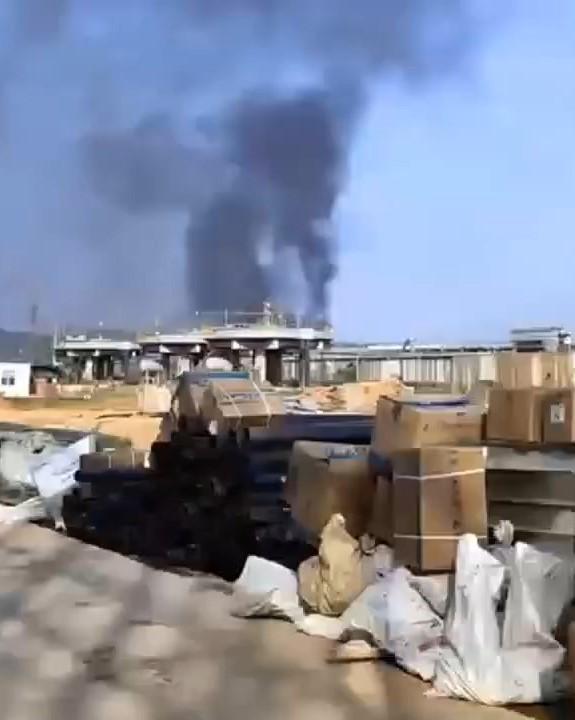 廠房上竄起數十米高黑煙,燃燒超過37小時還無法撲滅