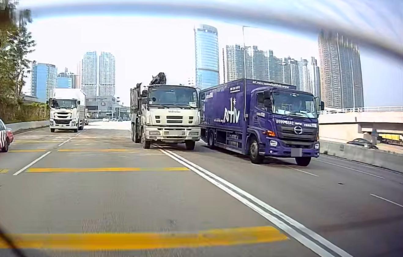 西九龍公路泥頭車與貨車爭路撞水馬。(fb「車cam L(香港群組)」截圖)