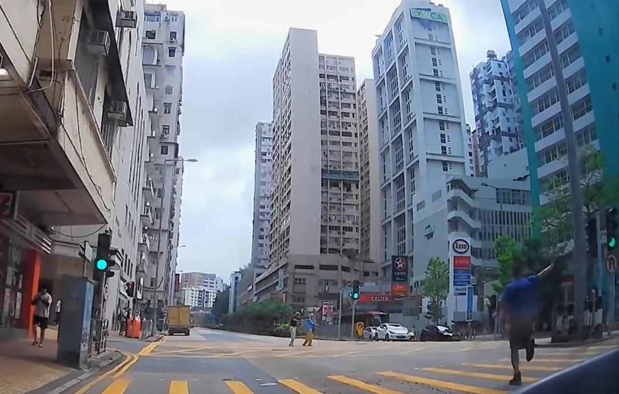 車Cam直擊|窩打老道兩長者撐拐杖亂過路,兩男護送返行人路送回家。(fb「車cam L(香港群組)」圖片)